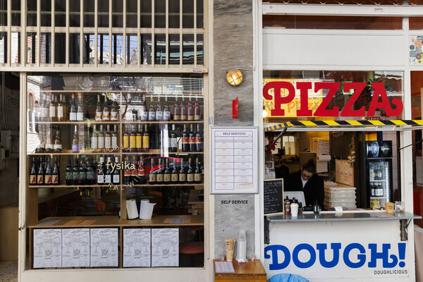 CHECK Fysika by Dough: Στο νέο χαλαρό wine bar του Κουκακίου ψήνουν και πίτσες 