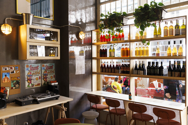 CHECK Fysika by Dough: Στο νέο χαλαρό wine bar του Κουκακίου ψήνουν και πίτσες