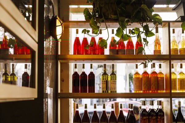 CHECK Fysika by Dough: Στο νέο χαλαρό wine bar του Κουκακίου ψήνουν και πίτσες