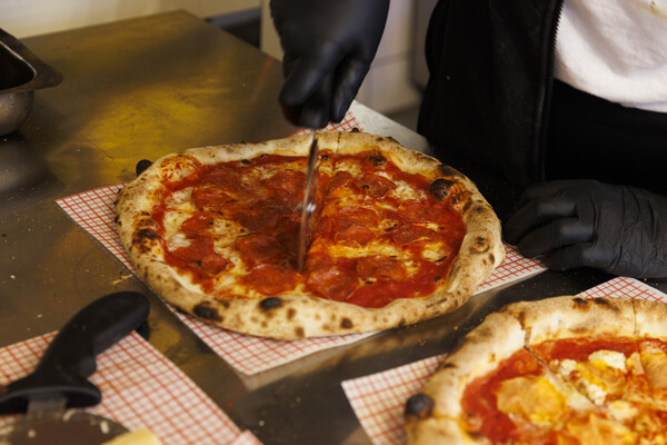 CHECK Fysika by Dough: Στο νέο χαλαρό wine bar του Κουκακίου ψήνουν και πίτσες