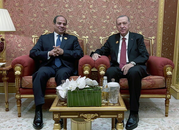 Ανήμερα του Αγίου Βαλεντίνου ο Ερντογάν συναντάται στην Αίγυπτο με τον Αλ Σίσι με «δώρο» συμφωνίες για drone