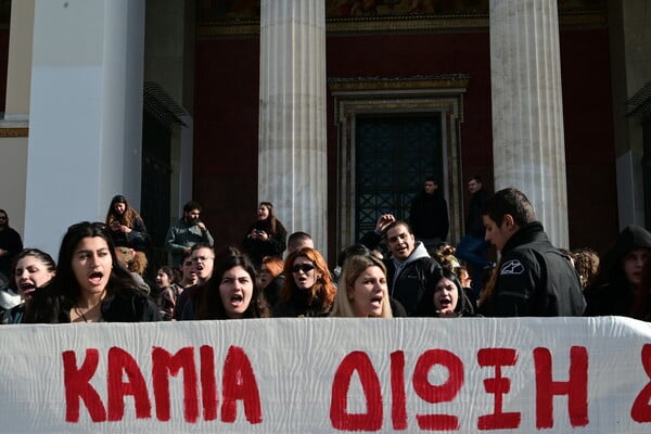 Φοιτητές στην Πρυτανεία κατά της απόλυσης του διοικητικού υπαλλήλου - Φωτογραφίες από την κινητοποίηση