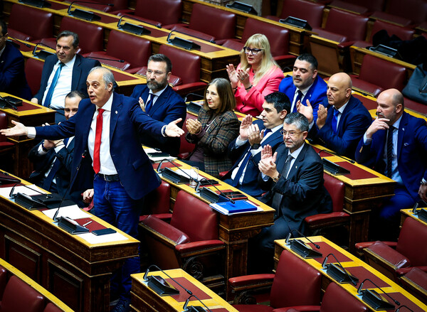 Γάμος ομόφυλων ζευγαριών: Τα πηγαδάκια, τα χαμόγελα και οι διάσημοι στα θεωρεία