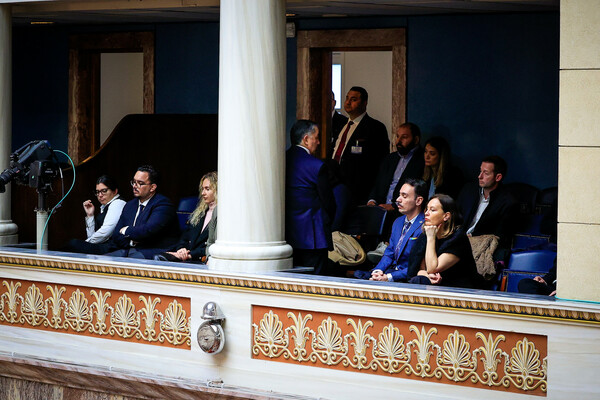 Γάμος ομόφυλων ζευγαριών: Τα πηγαδάκια, τα χαμόγελα και οι διάσημοι στα θεωρεία
