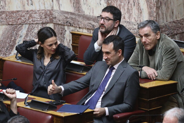 Γάμος ομόφυλων ζευγαριών: Τα πηγαδάκια, τα χαμόγελα και οι διάσημοι στα θεωρεία