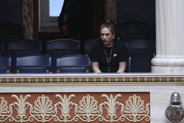 Γάμος ομόφυλων ζευγαριών: Τα πηγαδάκια, τα χαμόγελα και οι διάσημοι στα θεωρεία
