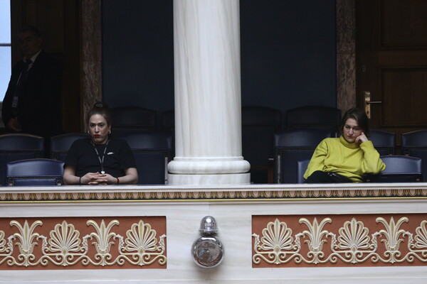 Γάμος ομόφυλων ζευγαριών: Τα πηγαδάκια, τα χαμόγελα και οι διάσημοι στα θεωρεία