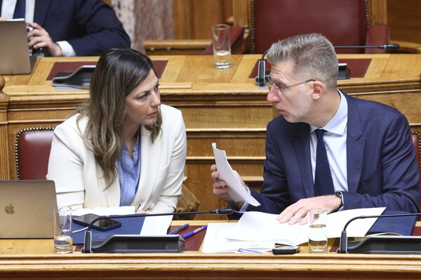 Γάμος ομόφυλων ζευγαριών: Τα πηγαδάκια, τα χαμόγελα και οι διάσημοι στα θεωρεία