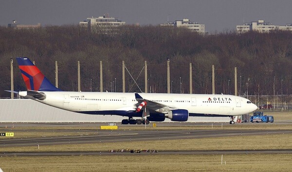 Αναστάτωση σε πτήση της Delta: Αεροσκάφος επέστρεψε στο Άμστερνταμ όταν έπεσαν σκουλήκια πάνω στους επιβάτες