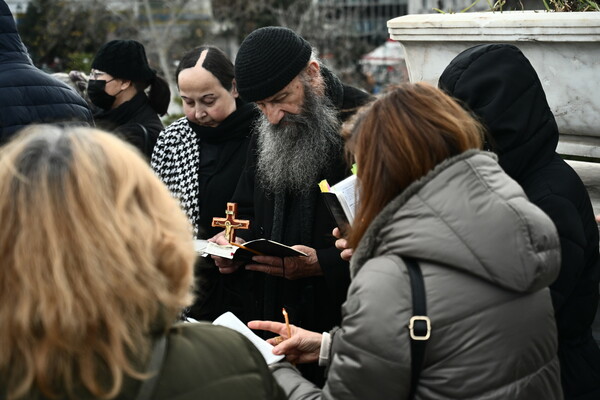 Ομόφυλα ζευγάρια: Διαμαρτυρία στο Σύνταγμα κατά του νομοσχεδίου- Με ψαλτήρια και σταυρούς