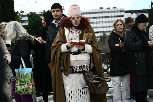 Ομόφυλα ζευγάρια: Διαμαρτυρία στο Σύνταγμα κατά του νομοσχεδίου- Με ψαλτήρια και σταυρούς