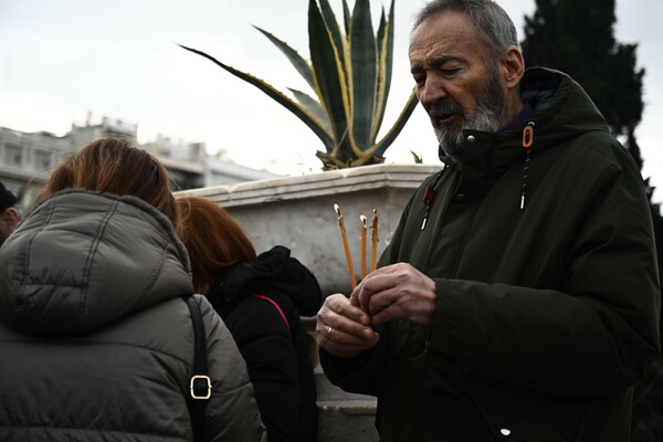 Ομόφυλα ζευγάρια: Διαμαρτυρία στο Σύνταγμα κατά του νομοσχεδίου- Με ψαλτήρια και σταυρούς