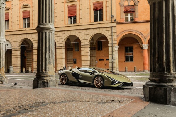 Η πατρίδα της Ferrari και της Lamborghini κατέβασε στα 30 χιλιόμετρα την ώρα το όριο ταχύτητας 