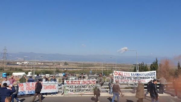 Αγρότες: Στα δύο κομμένη η χώρα - Εκατοντάδες οχήματα εγκλωβισμένα σε μπλόκο 