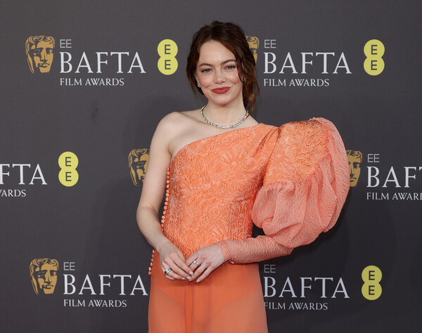 Η «σχεδόν Bella Baxter» ροδακινί εμφάνιση της Έμα Στόουν στα BAFTA