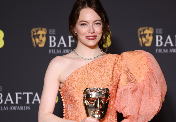 BAFTA 2024: Το «ευχαριστώ» της Έμα Στόουν στη μητέρα της - «Χωρίς εκείνη δεν θα υπήρχε τίποτα από αυτά»