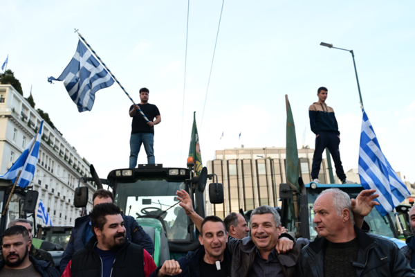 Αγρότες και τρακτέρ «πλημμύρισαν» το Σύνταγμα