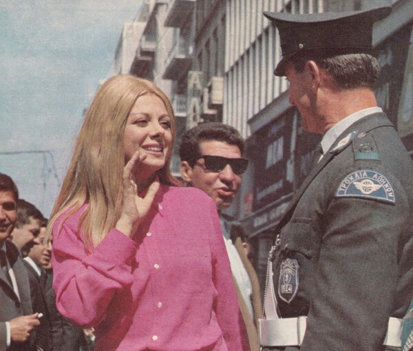 Η αξιαγάπητη Ιταλίδα ηθοποιός Σάντρα Μίλο, που έφυγε πρόσφατα από τη ζωή, περιπλανιέται στην Αθήνα την άνοιξη του 1967