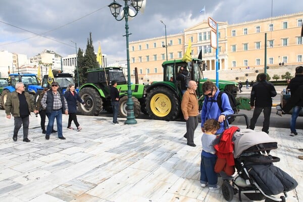 Στο Σύνταγμα έφτασαν οι αγρότες με τα τρακτέρ τους