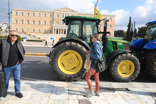 Στο Σύνταγμα έφτασαν οι αγρότες με τα τρακτέρ τους