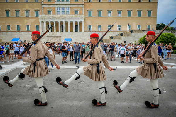 Έσπασαν όλα τα ρεκόρ: Πάνω από 32 εκατ. τουρίστες το 2023 στην Ελλάδα
