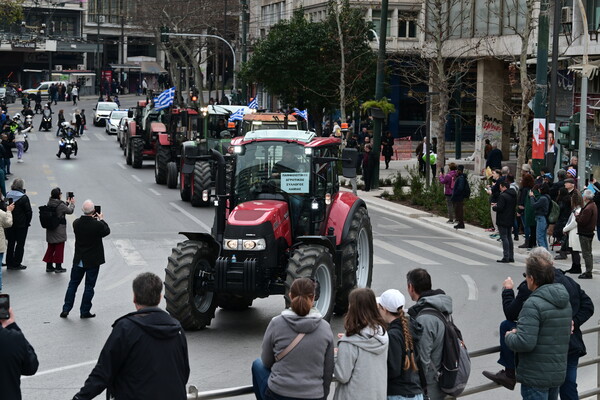 Χάος στο κέντρο της Αθήνας λόγω της αναχώρησης των αγροτών από το Σύνταγμα