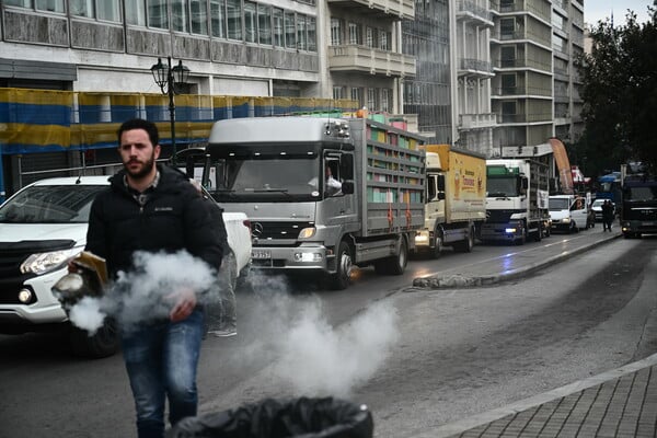 Με καπνιστήρια, κυψέλες και ειδικές στολές οι μελισσοκόμοι στο Σύνταγμα