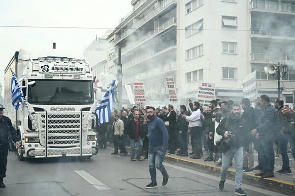 Με καπνιστήρια, κυψέλες και ειδικές στολές οι μελισσοκόμοι στο Σύνταγμα