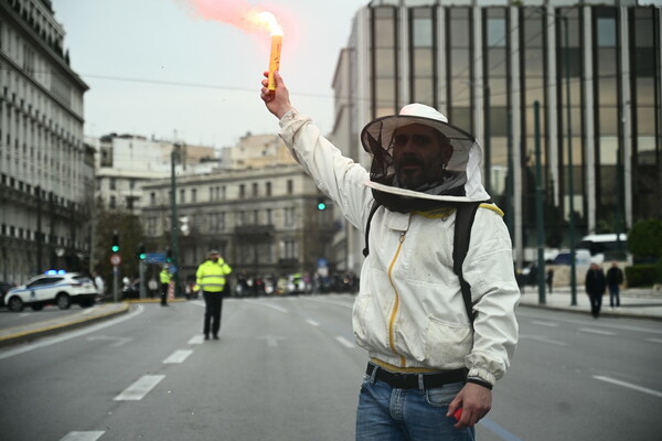 Υπό πολιορκία το κέντρο της Αθήνας- Πανεκπαιδευτικό, μελισσοκόμοι και υγειονομικοί στους δρόμους