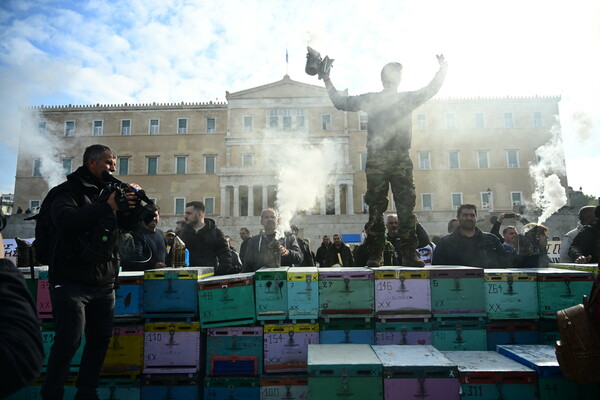 Με καπνιστήρια, κυψέλες και ειδικές στολές οι μελισσοκόμοι στο Σύνταγμα