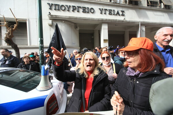 Υπό πολιορκία το κέντρο της Αθήνας- Πανεκπαιδευτικό, μελισσοκόμοι και υγειονομικοί στους δρόμους