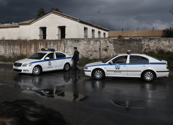 Θεσσαλονίκη: Μαχαίρωσε τη σύζυγό του στον λαιμό, αναζητείται από τις αρχές 