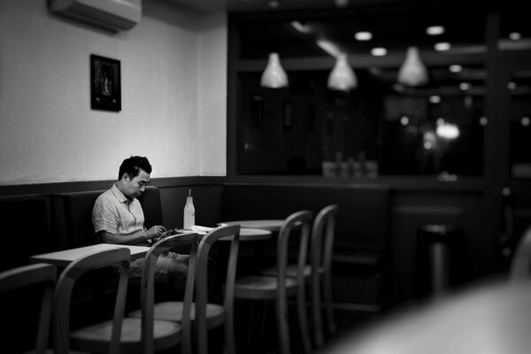 Τρώγοντας KFC μόνος και μακριά από το σπίτι σου