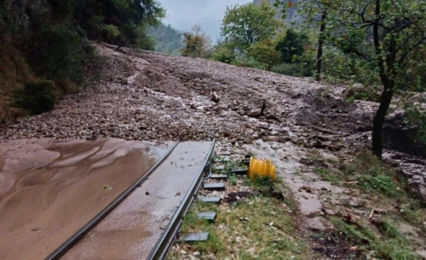 Κατολίσθηση στα Καλάβρυτα - 90 εγκλωβισμένοι στον Οδοντωτό