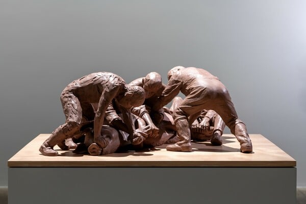 Ron Mueck: Ο γλύπτης της υπερβολής και της μεγέθυνσης των αισθημάτων