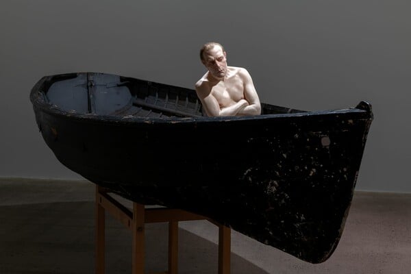 Ron Mueck: Ο γλύπτης της υπερβολής και της μεγέθυνσης των αισθημάτων