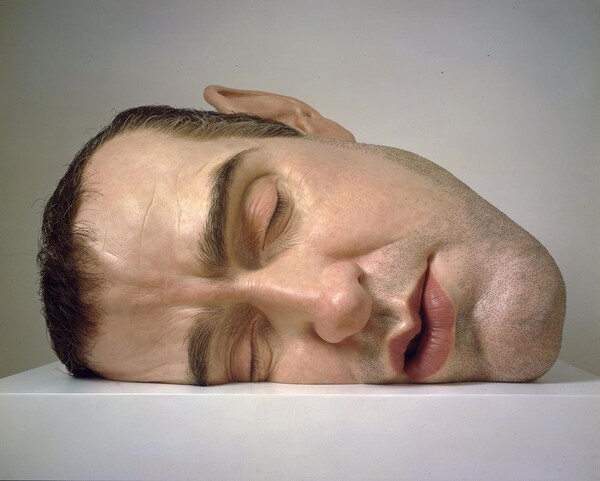 Ron Mueck: Ο γλύπτης της υπερβολής και της μεγέθυνσης των αισθημάτων