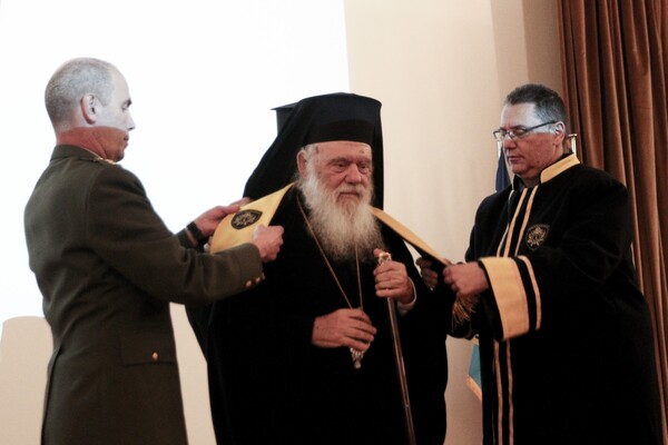 Ο αρχιεπίσκοπος Ιερώνυμος επίτιμος διδάκτωρ της Σχολής Ευελπίδων