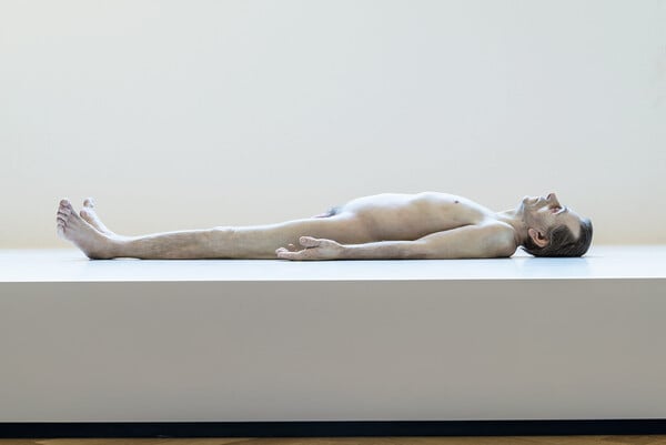 Ron Mueck: Ο γλύπτης της υπερβολής και της μεγέθυνσης των αισθημάτων