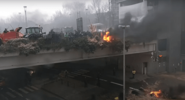 Βρυξέλλες: Ένταση στη διαμαρτυρία των αγροτών, έσπασαν τον αστυνομικό φραγμό- Live εικόνα