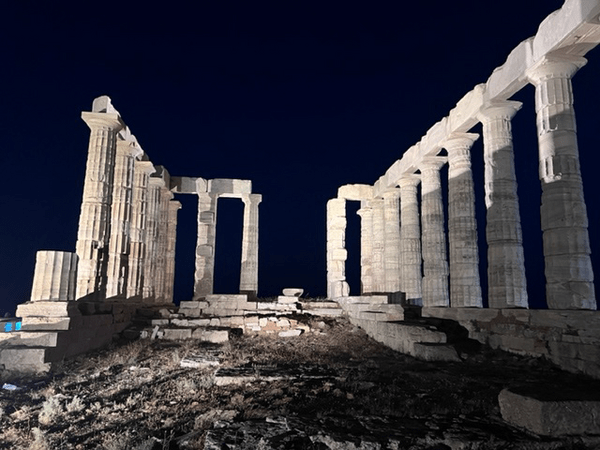 Η Ελευθερία Ντεκώ σχεδιάζει το νέο φωτισμό ανάδειξης του Ναού του Ποσειδώνα στο Σούνιο