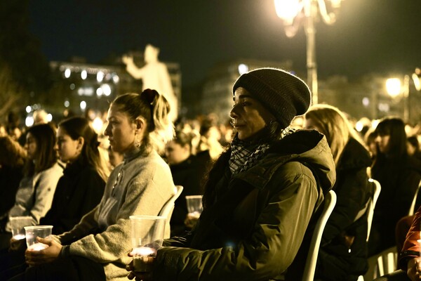 Θεσσαλονίκη: Ολοκληρώθηκε η βραδινή πορεία για τον ένα χρόνο από το δυστύχημα των Τεμπών
