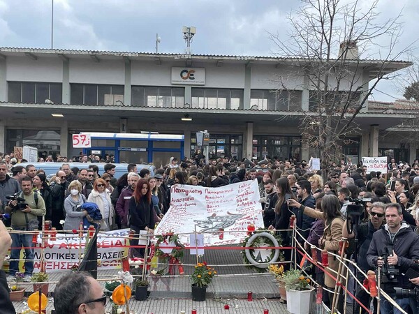 Τέμπη: Συγκίνηση στην πλατεία του ΟΣΕ στη Λάρισα- Μνημείο για τα 57 θύματα