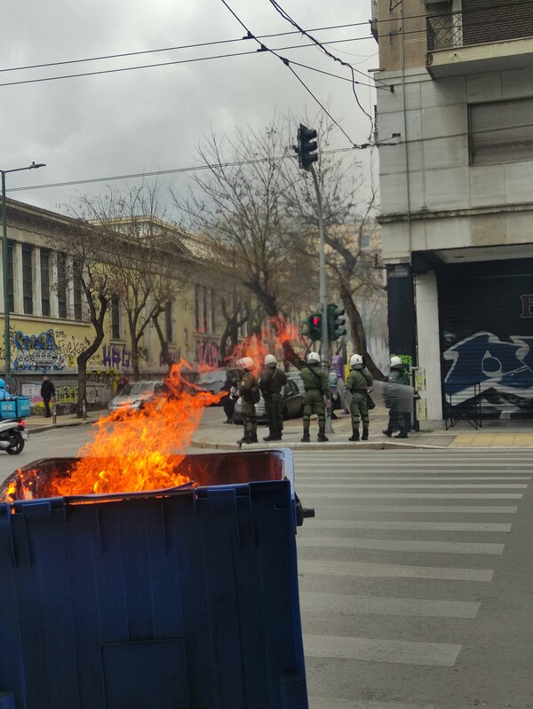 Ολοκληρώθηκαν οι συγκεντρώσεις στο κέντρο- Οδοφράγματα, φωτιές και ΜΑΤ στα Εξάρχεια