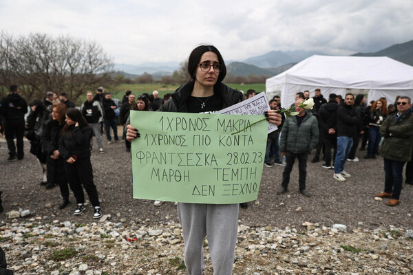 Μνημόσυνο Τέμπη: Κλαίγοντας διάβασε τα ονόματα των 57 ο παπάς που έκανε το τρισάγιο