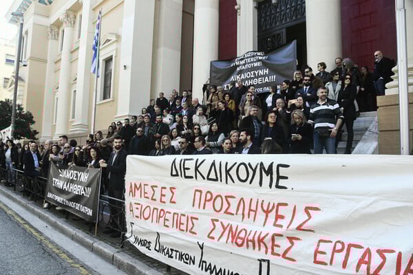Εικόνες από τη μεγάλη συγκέντρωση και πορεία για τα Τέμπη στην Πάτρα