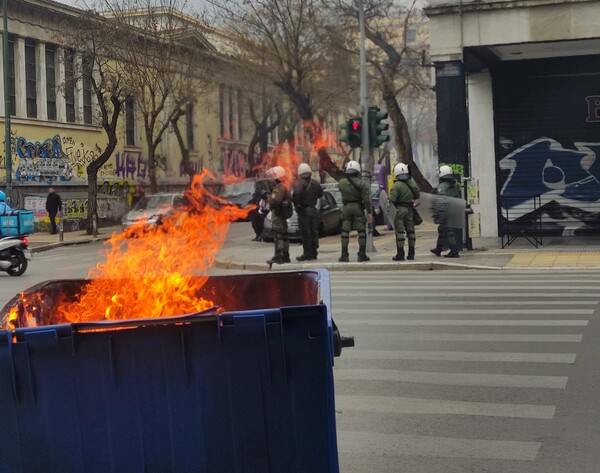 Ολοκληρώθηκαν οι συγκεντρώσεις στο κέντρο- Οδοφράγματα, φωτιές και ΜΑΤ στα Εξάρχεια