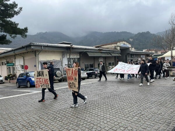 Τέμπη: Η σιωπηλή πορεία μαθητών στο Μουζάκι - ««Πάρε με ότΑΝ φτάσεις»