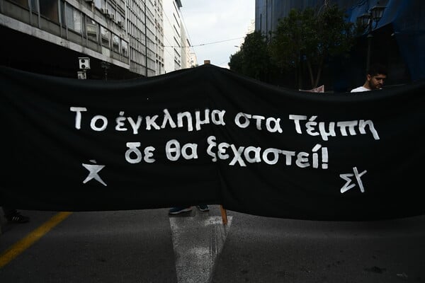 Στους δρόμους με μπαλόνια και πανό για τα Τέμπη – Εικόνες από τις συγκεντρώσεις