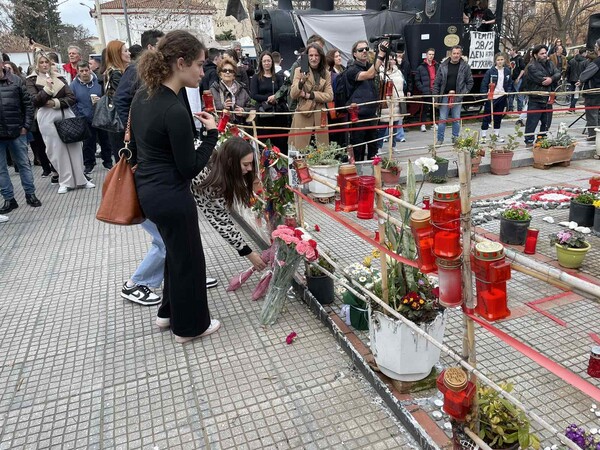 Τέμπη: Συγκίνηση στην πλατεία του ΟΣΕ στη Λάρισα- Μνημείο για τα 57 θύματα